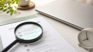 AI文章のファクトチェックを表す虫眼鏡とチェックリスト